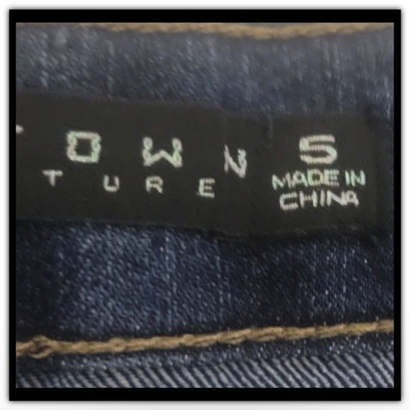 Tinseltown Jean's shorts with floral appliqué size small - Picture 4 of 5